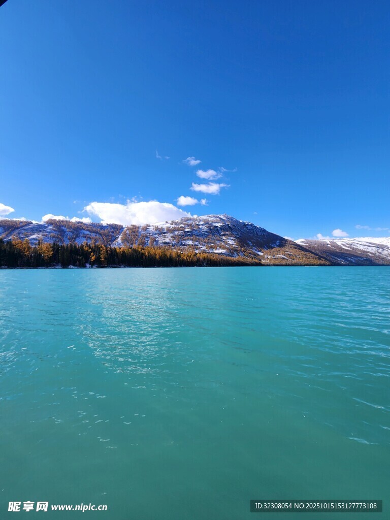 湛蓝湖水与远处雪山美景