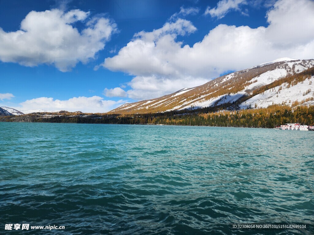 湛蓝湖水与雪山蓝天美景