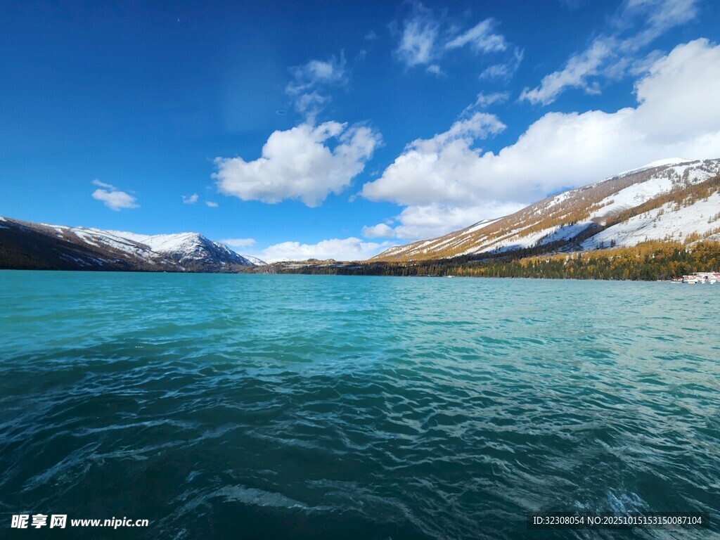 湛蓝湖水与远处雪山美景