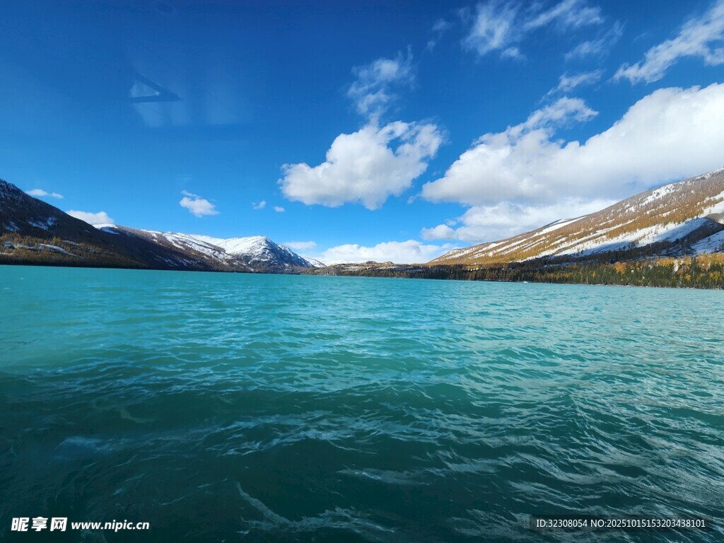 湛蓝湖水与蓝天白云美景