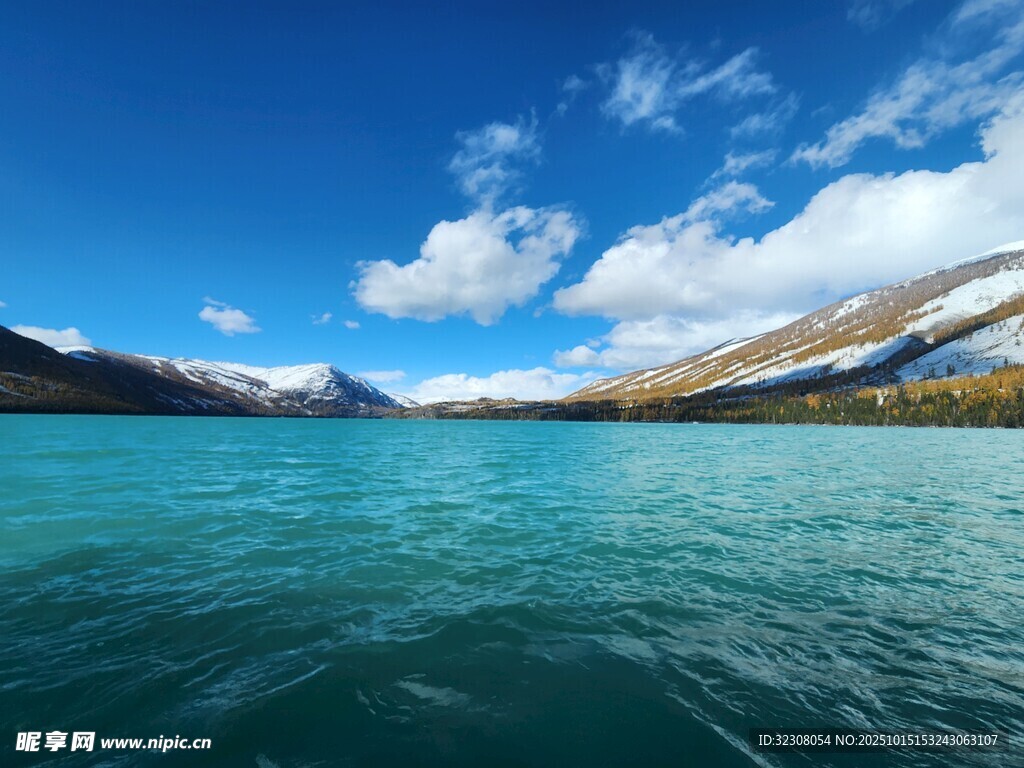 湛蓝湖水与远处山峦美景
