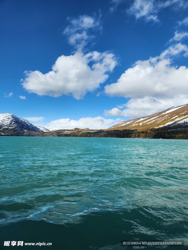 湛蓝湖水与远处雪山美景