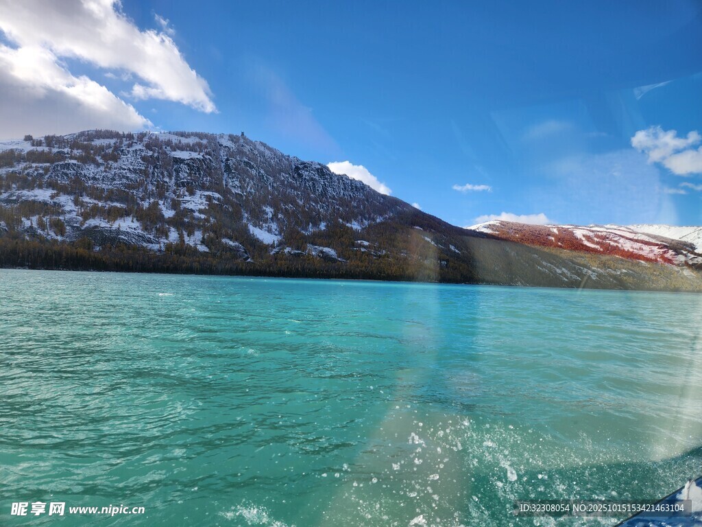 碧蓝湖水与远处雪山美景