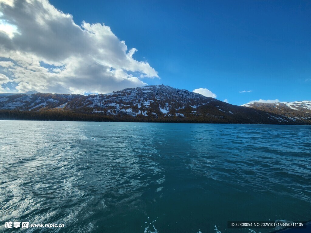 湛蓝湖水与远处雪山美景