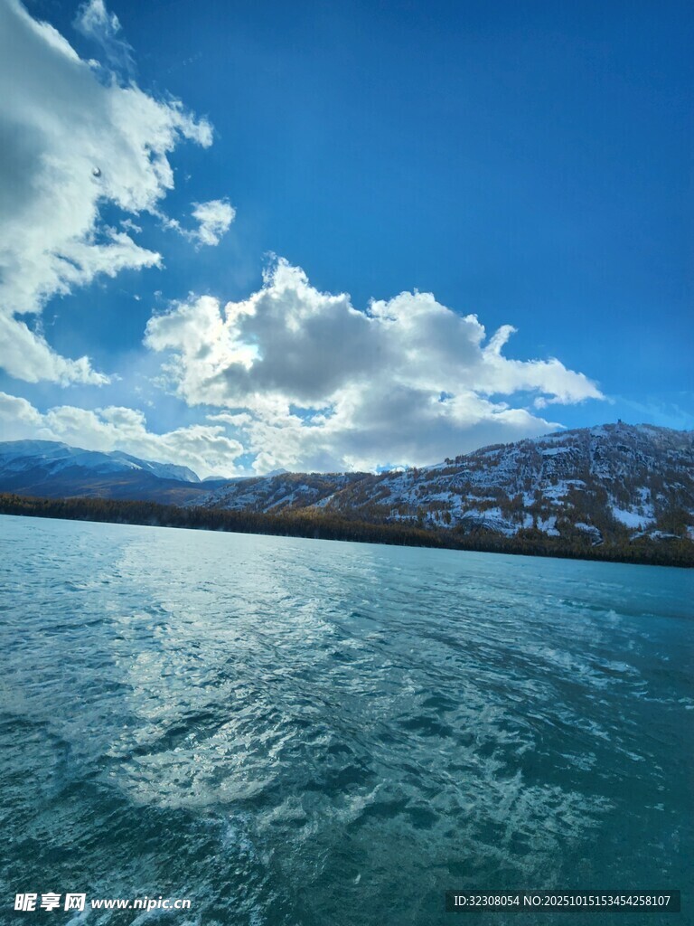 湛蓝湖水与远处山峦美景