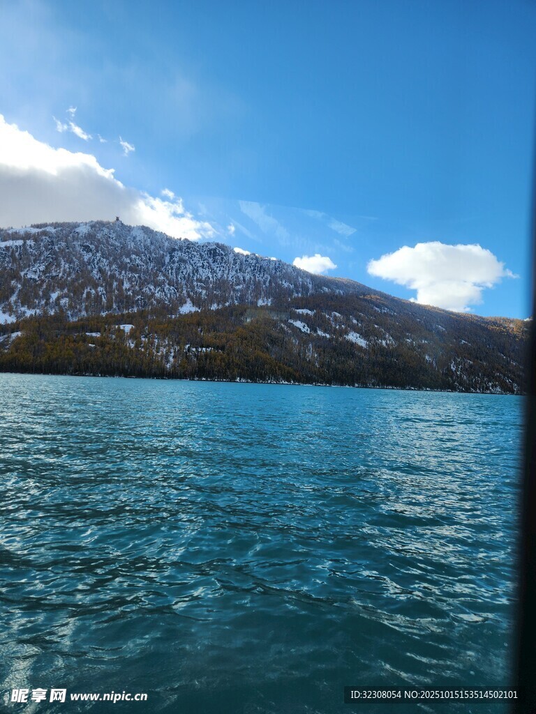 湛蓝湖水与远处雪山美景