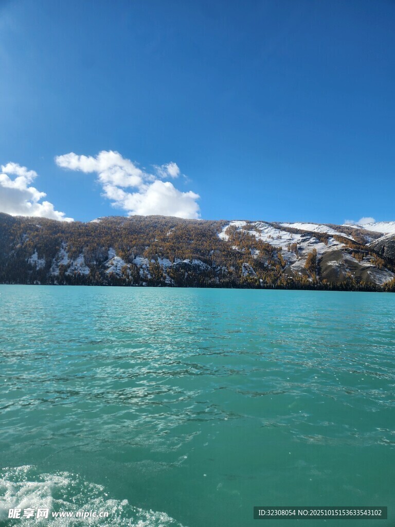 清澈湖水与远处雪山美景