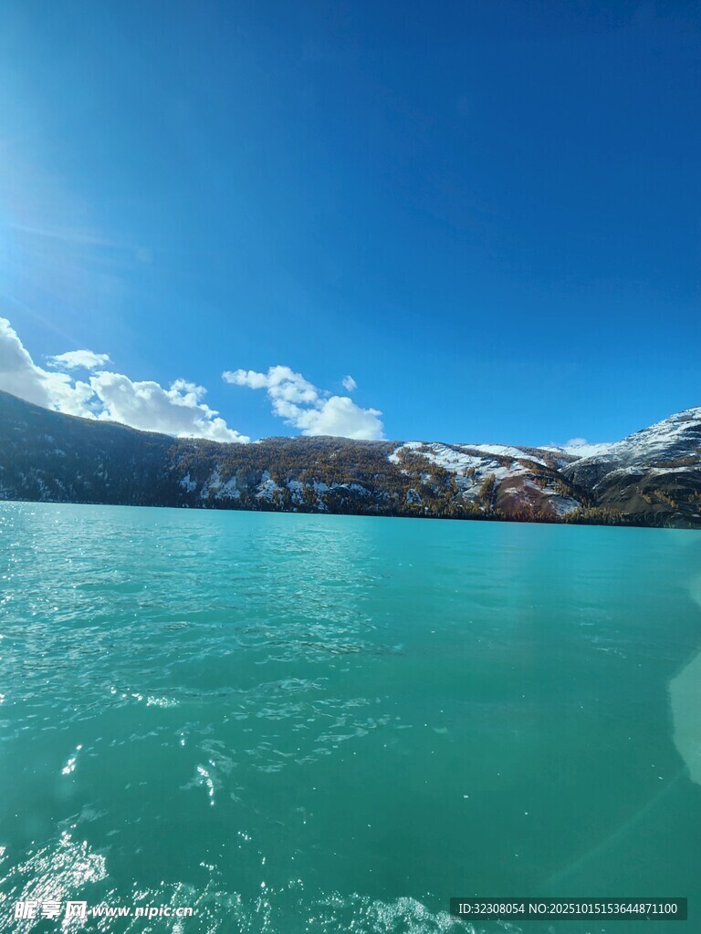 清澈湖水与远处雪山美景