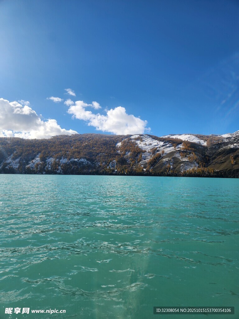 清澈湖水与远处雪山美景