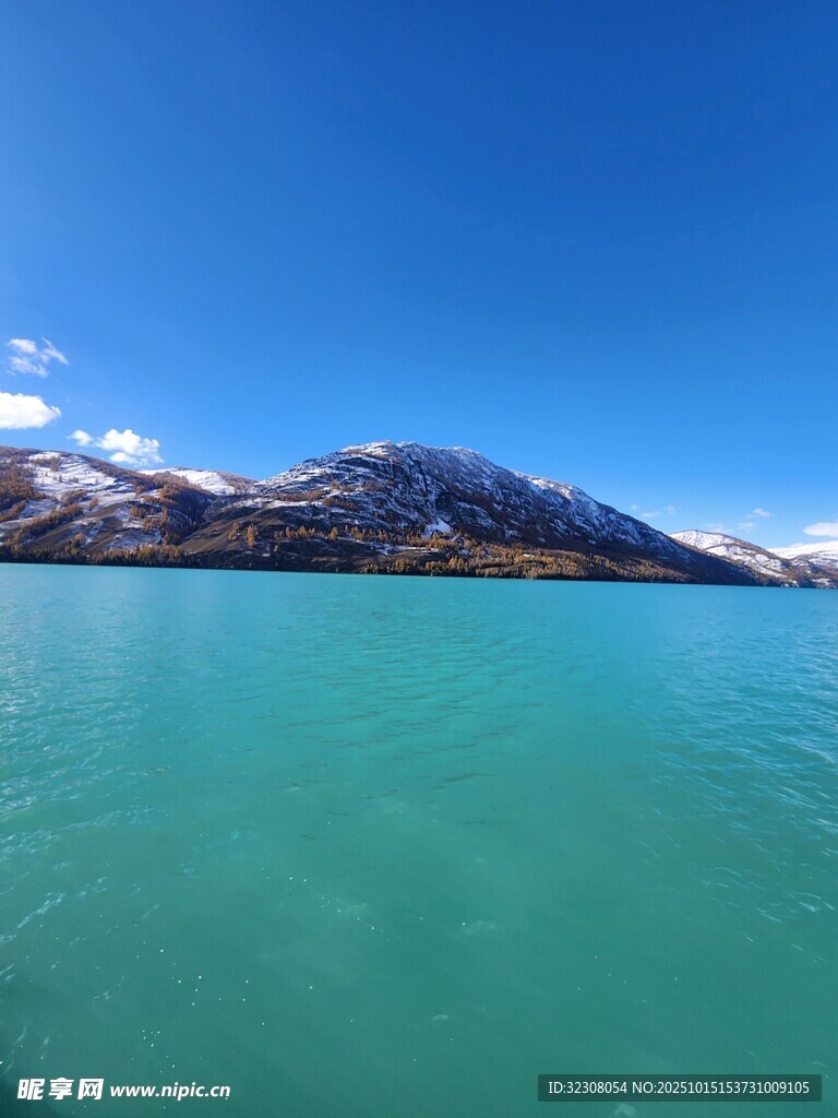 湛蓝湖水映衬远处雪山