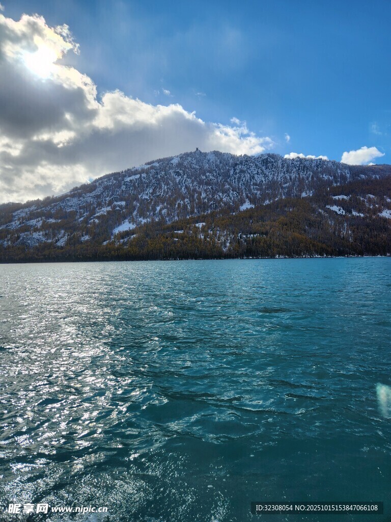 湛蓝湖水与远处雪山美景