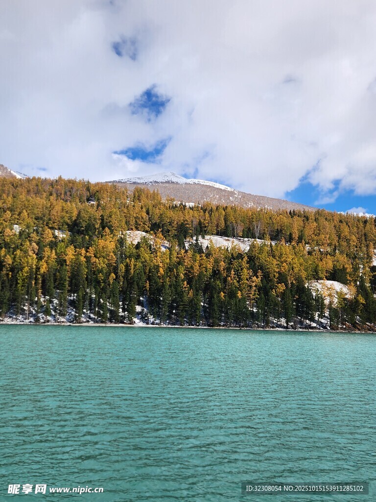 湖畔山林美景