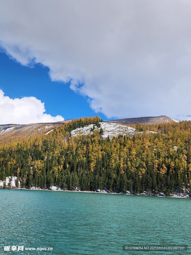 湖畔山林美景