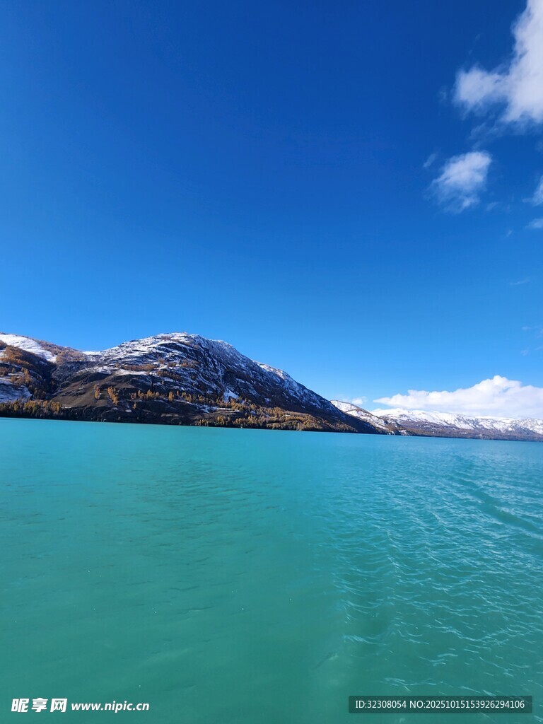 湛蓝湖水与远处雪山美景