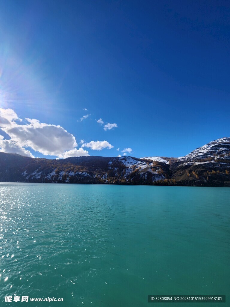 湛蓝湖水映雪山美景