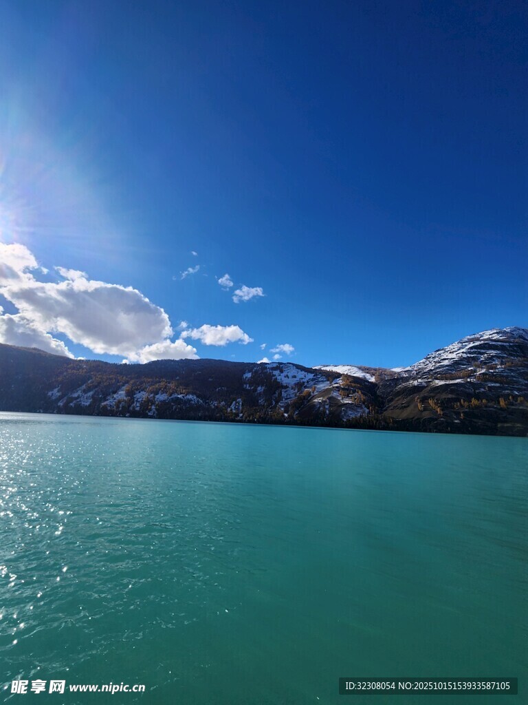 湛蓝湖水与雪山美景