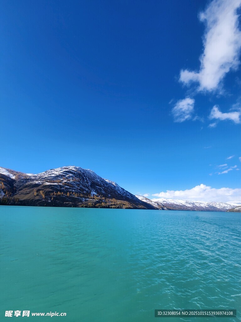 湛蓝湖水与雪山相映美景