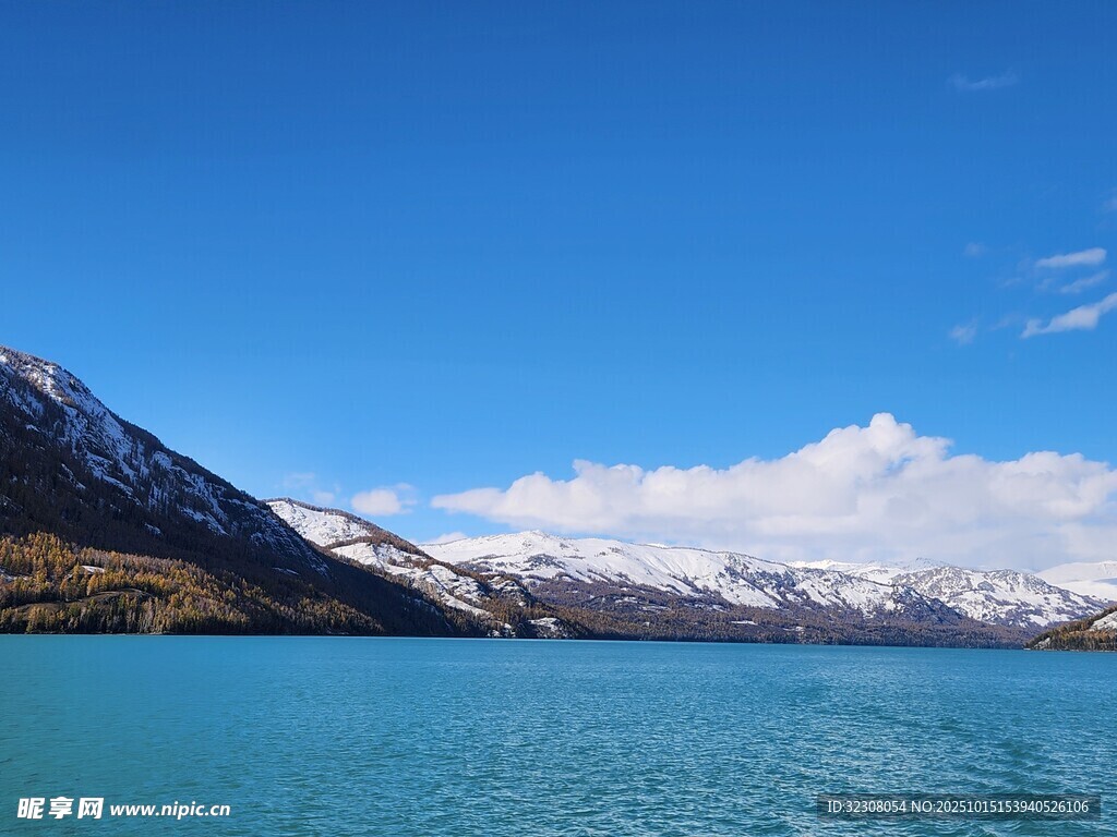 湛蓝湖水旁的雪山美景