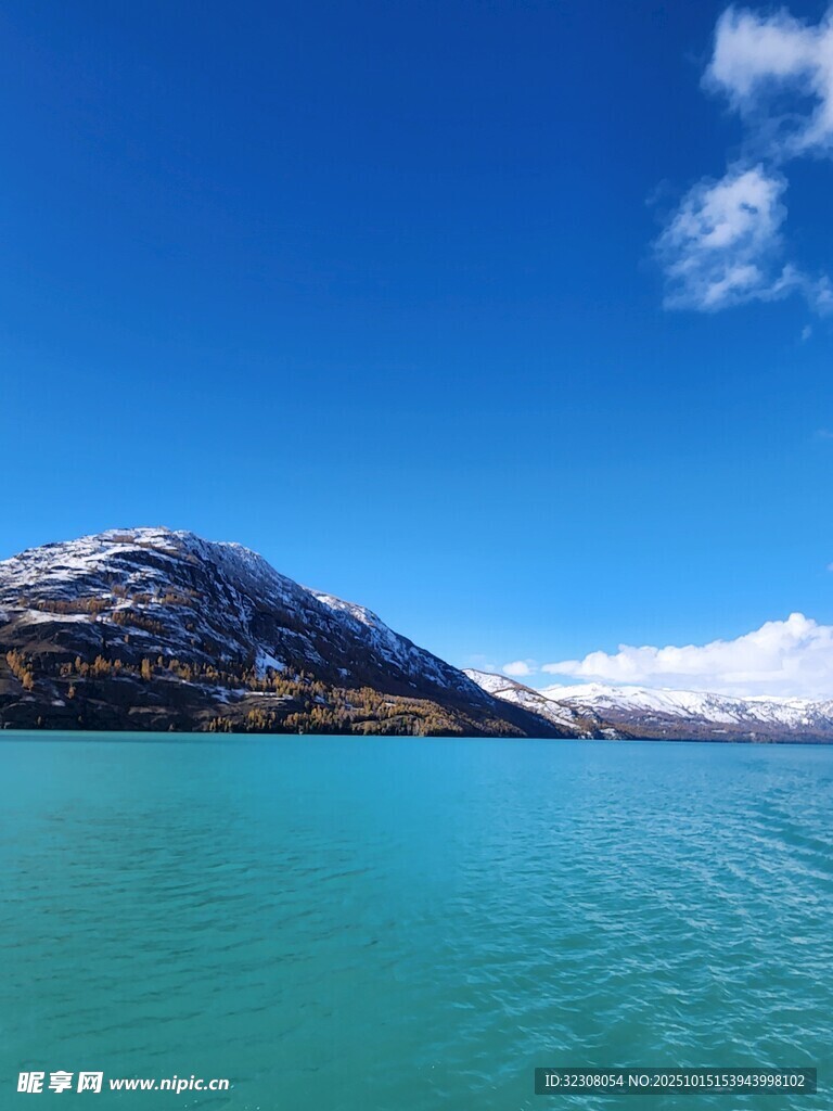 湛蓝湖水与雪山相映成趣