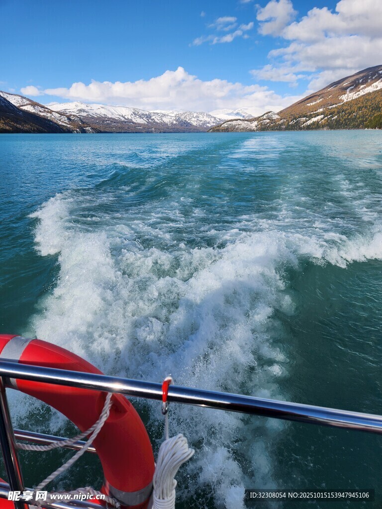 乘船赏景的海上美丽风光