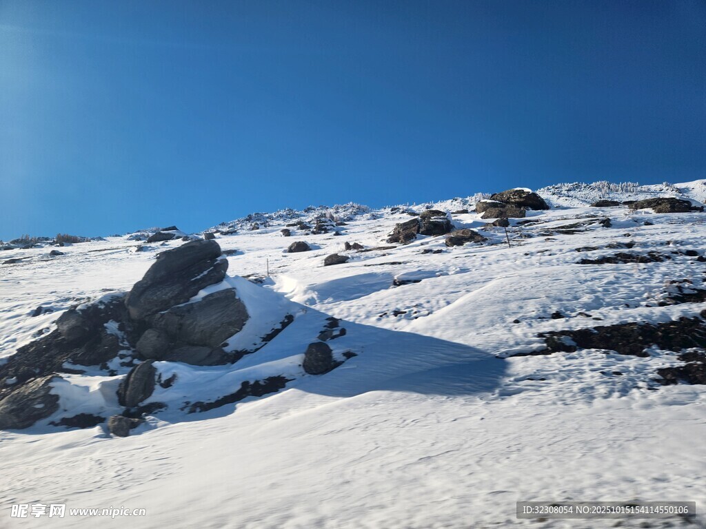 雪覆山坡