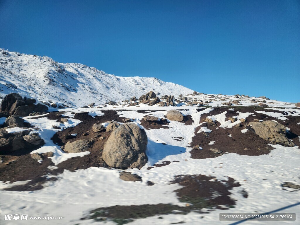 雪山下的岩石景观