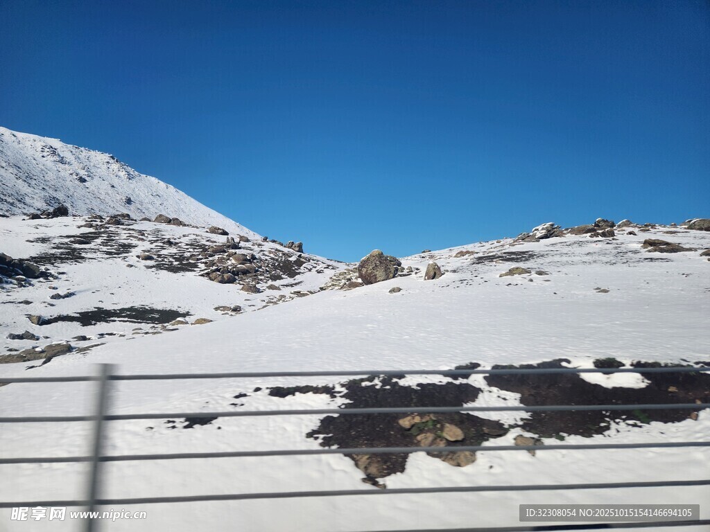 雪山风景中的围栏景观