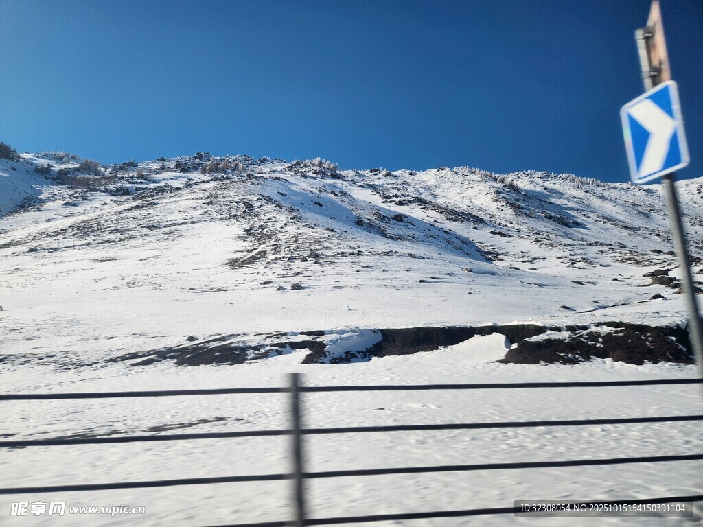 雪山风景与路旁指示牌