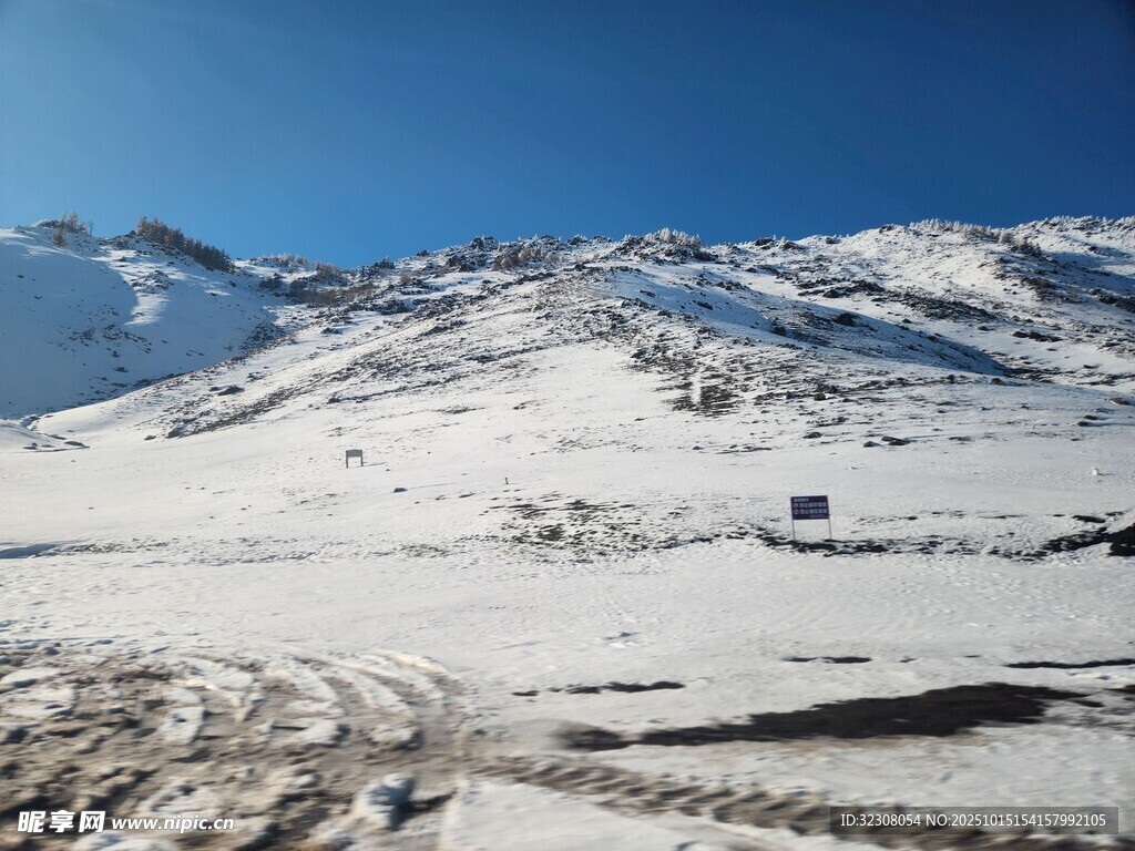 雪山旷野中的车辙痕迹