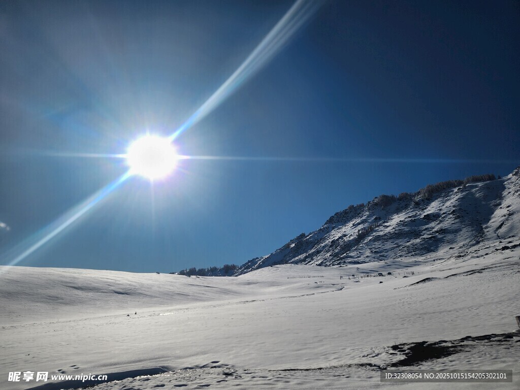 雪山之上的耀眼阳光