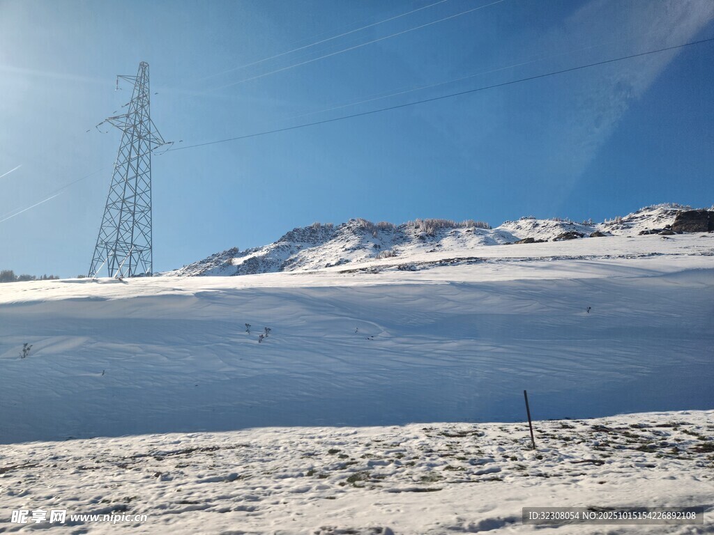 雪山下的旷野与输电塔