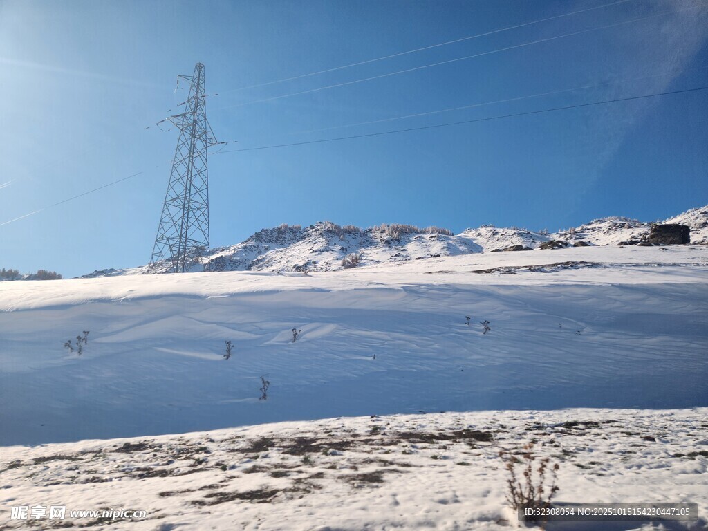 雪山下的开阔水域景观