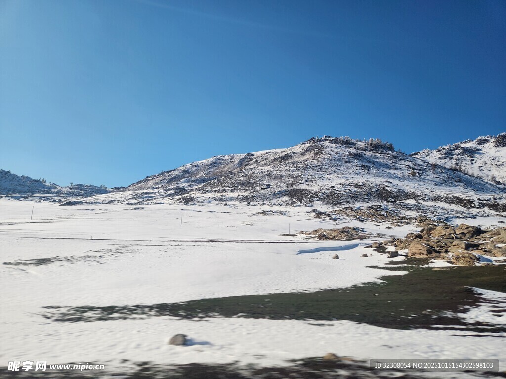 雪山下的开阔冰雪景观