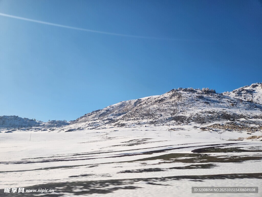 雪覆山峦的壮丽冬日景象