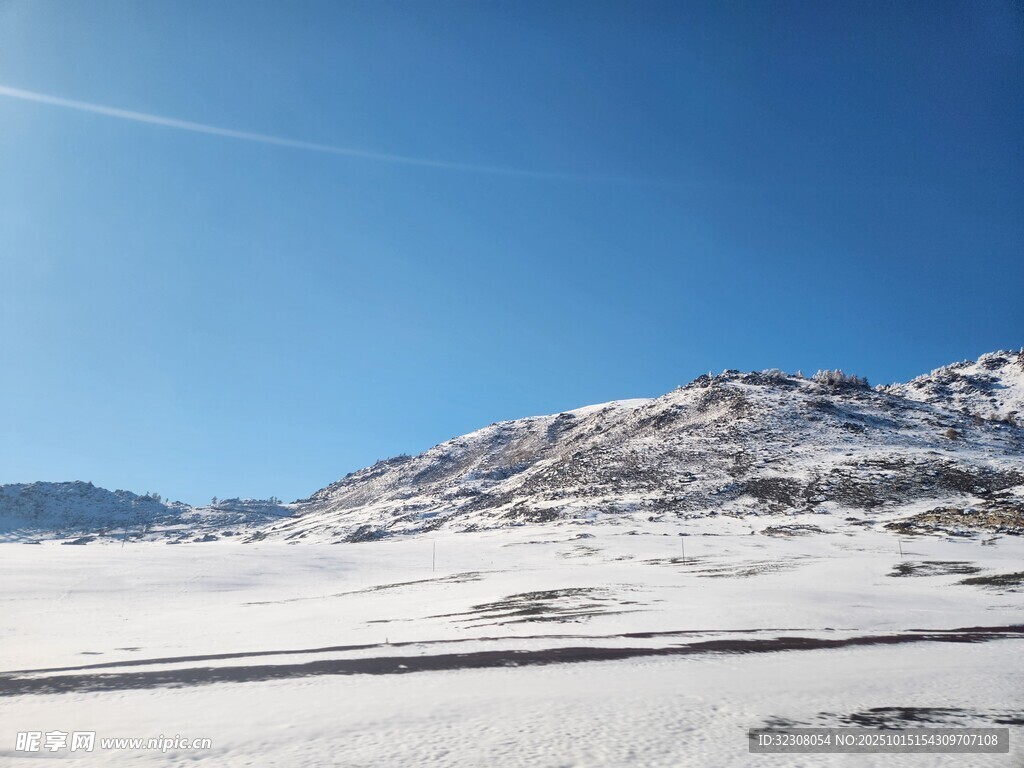 雪山蓝天壮丽冬日景象
