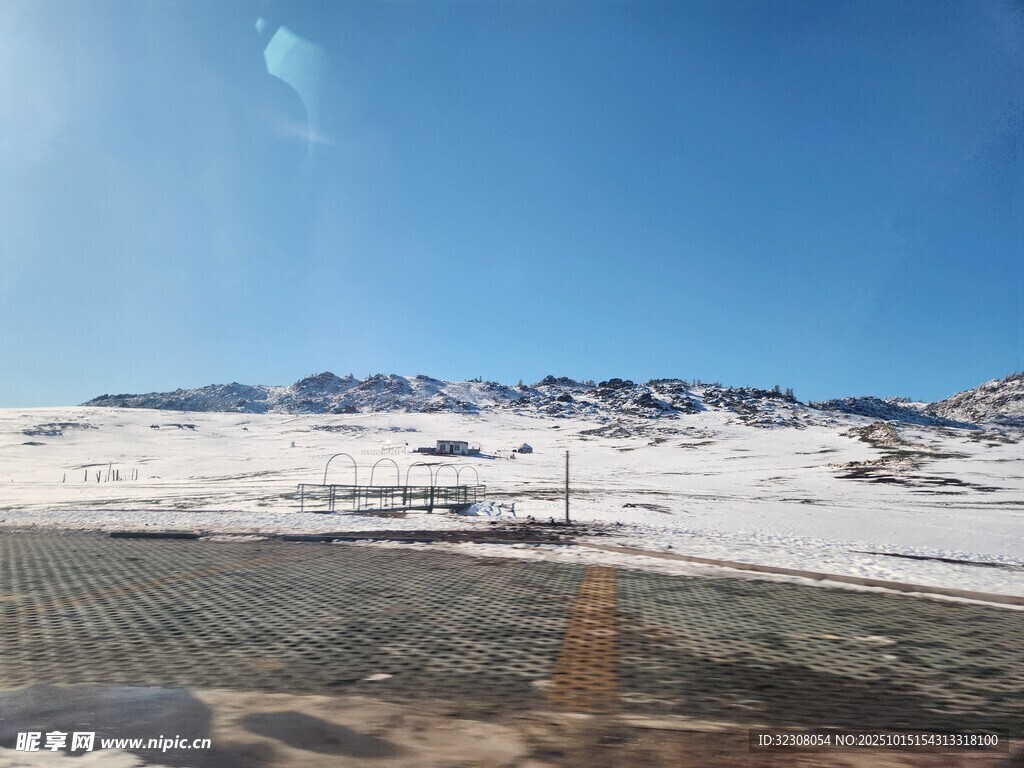 雪山下的开阔场地景观