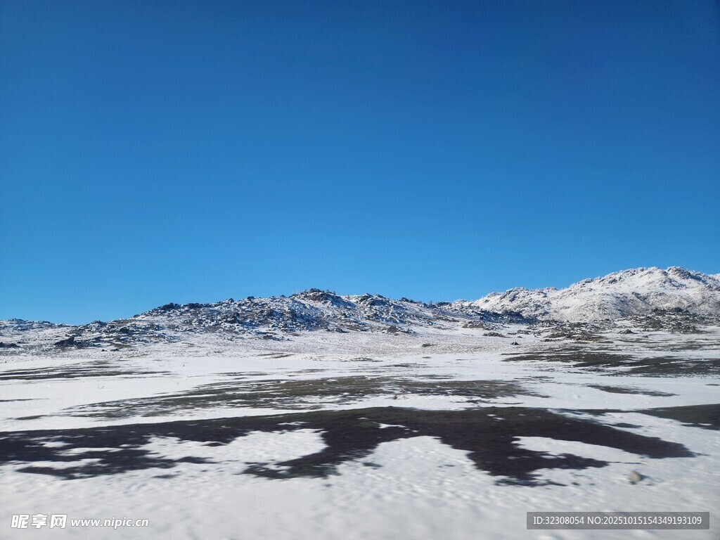 雪山旷野蓝天壮丽景观