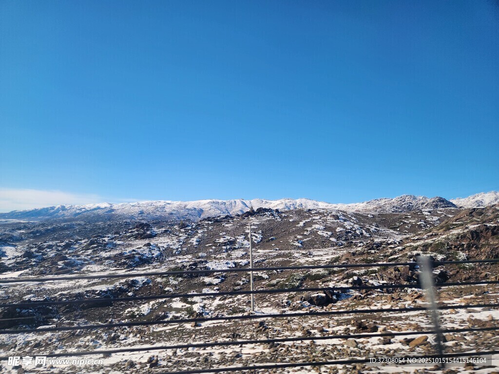 雪覆山峦的壮丽冬日景观