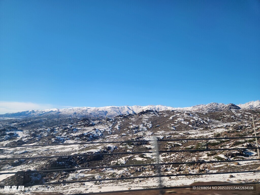 冬日雪山壮丽景观