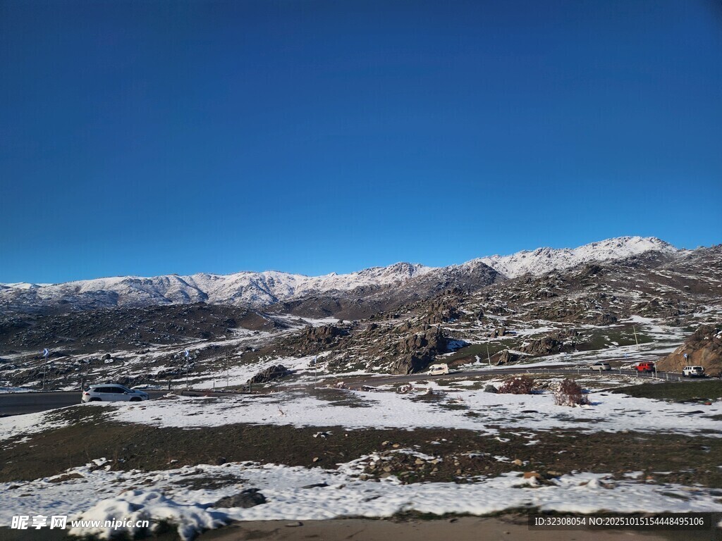 雪山下的开阔地貌景观