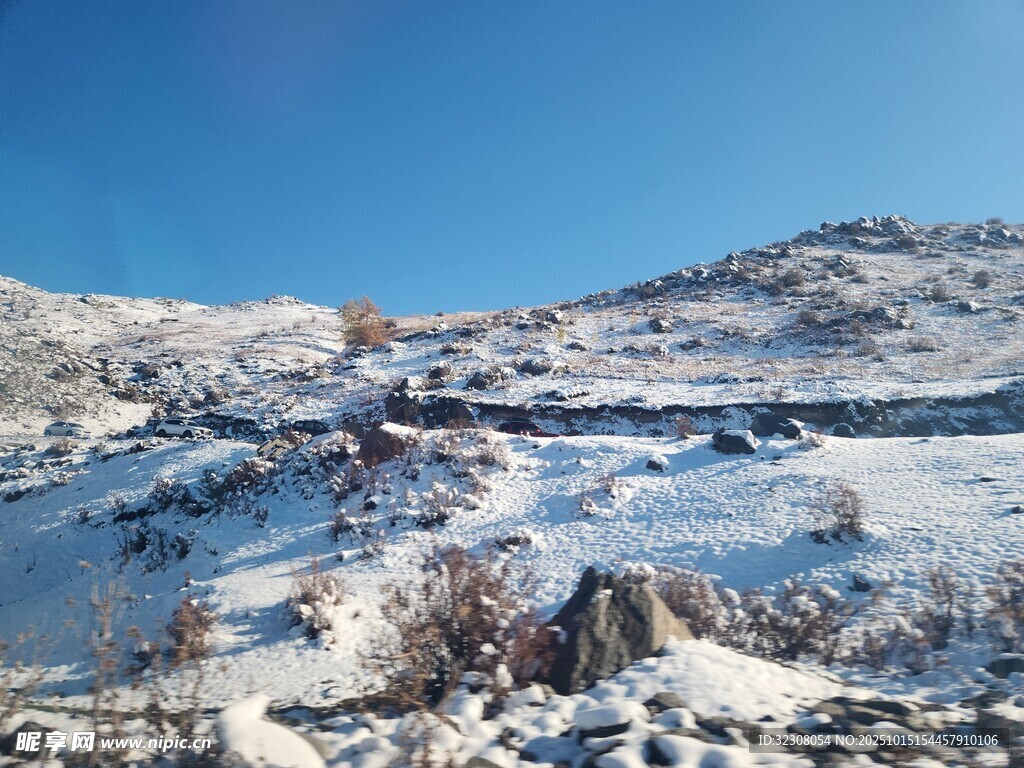 雪覆山坡