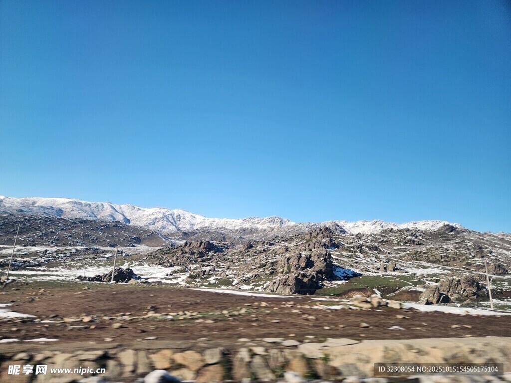 雪山下的开阔地貌景观