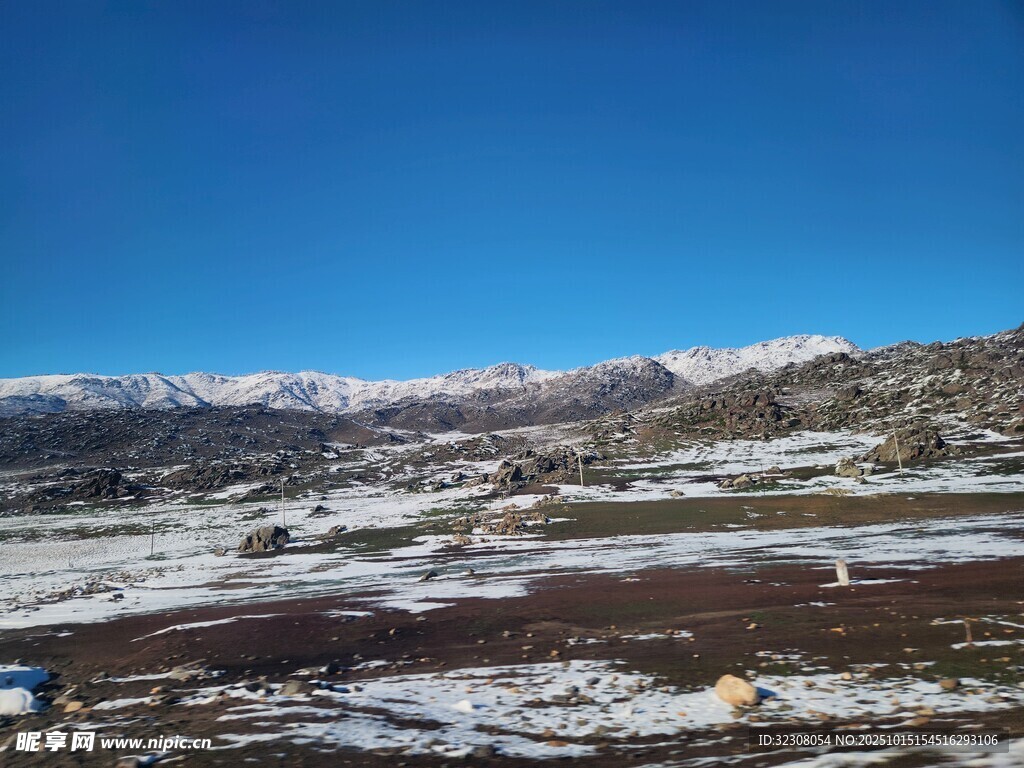 雪山下的开阔地貌景观