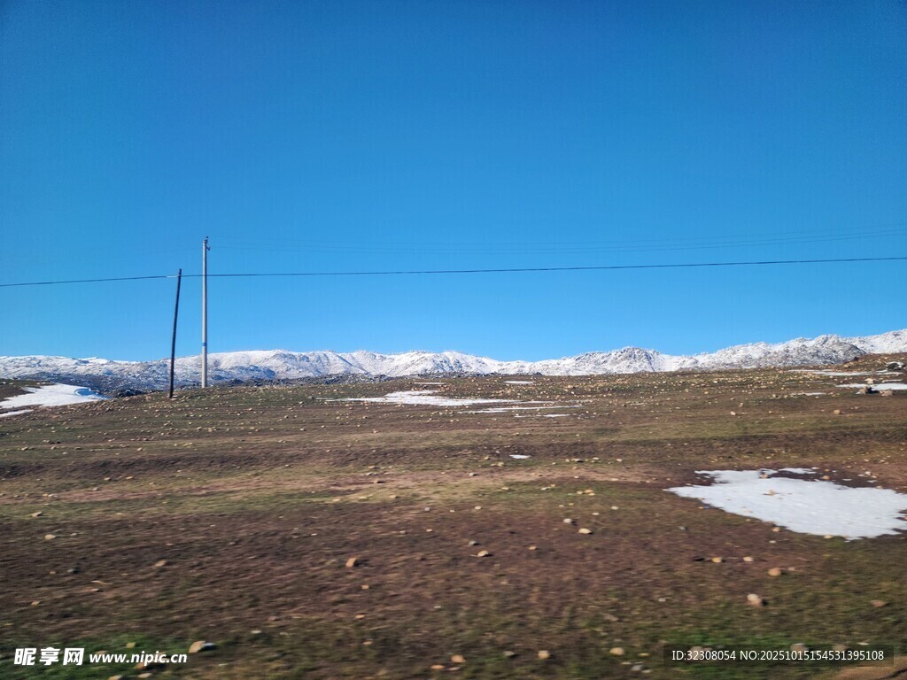 广阔原野上的蓝天与残雪