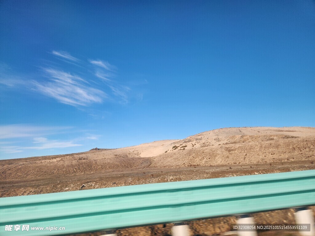 公路旁的蓝天与远山