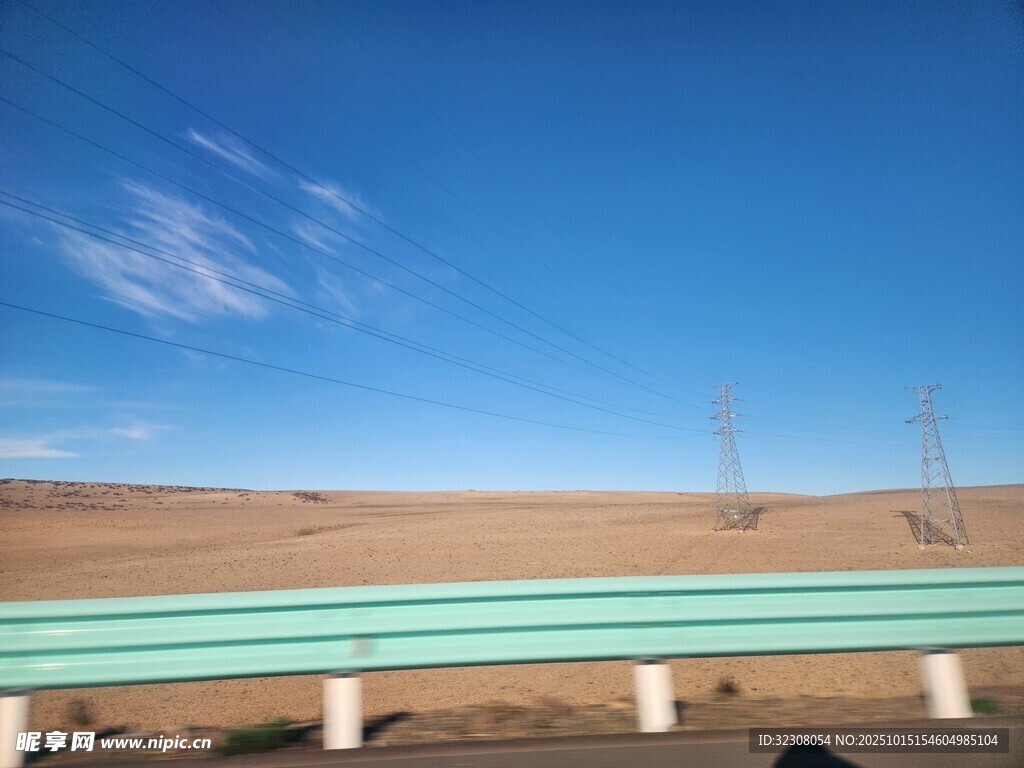 公路旁的开阔沙漠风景