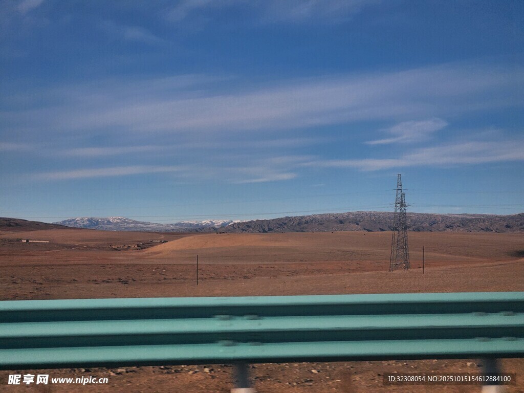 公路边的开阔旷野风景