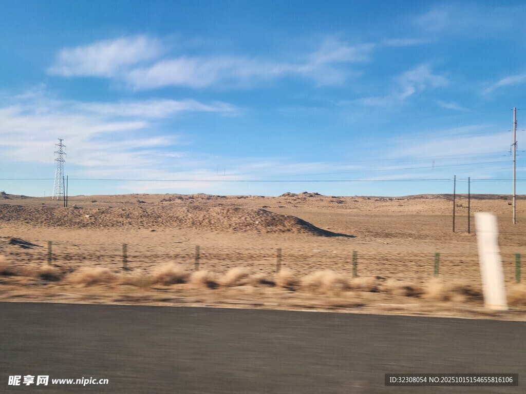 公路边的开阔荒野风景
