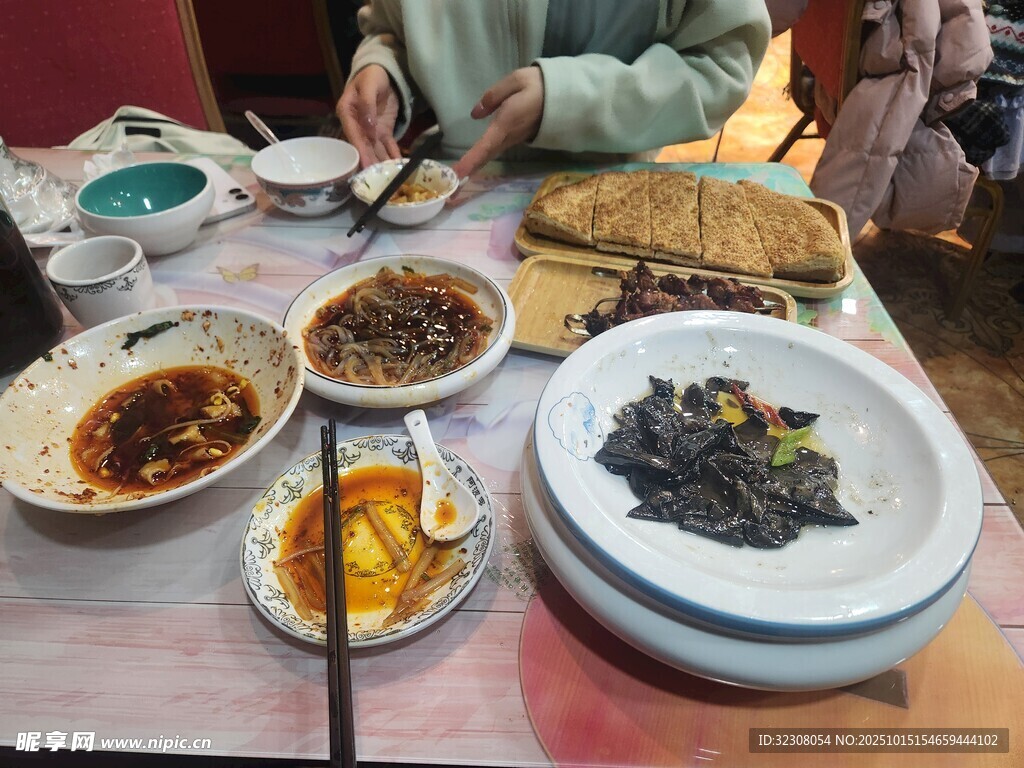丰盛一桌家常菜聚餐场景