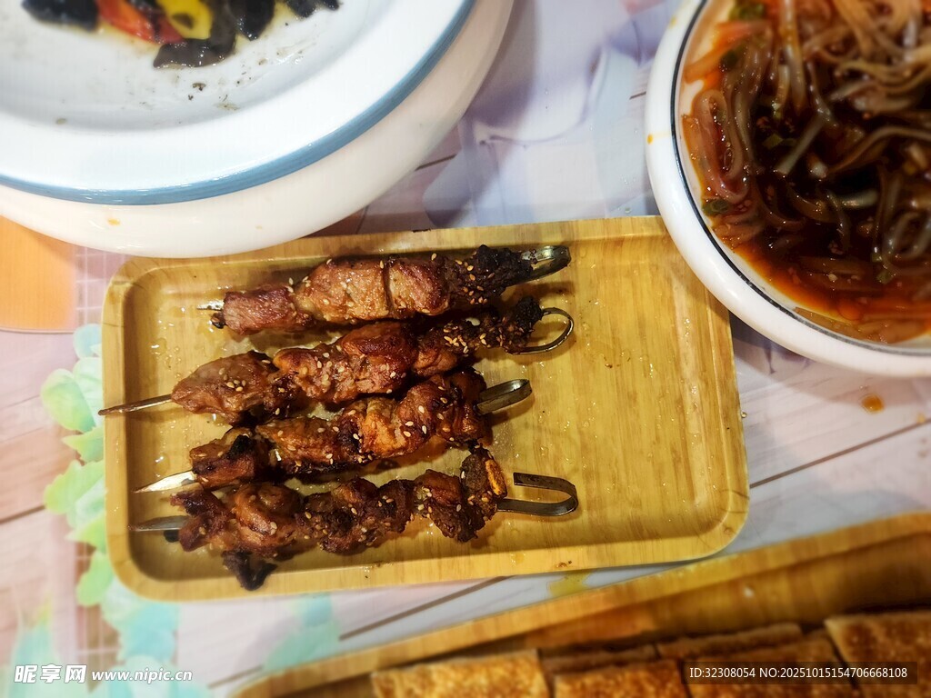 美味烤串与特色菜肴